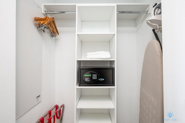 Building Photo - 2602 E Hallandale Beach Blvd