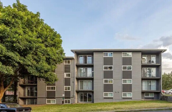 Building Photo - Comfortable 2 Bed / 1 Bath Just Steps from EWU