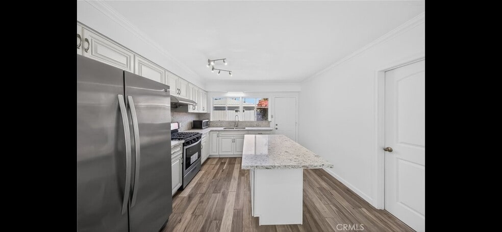 Building Photo - 637 W Fernfield Dr