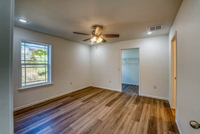 Building Photo - 220 E Sunset Cove Ln