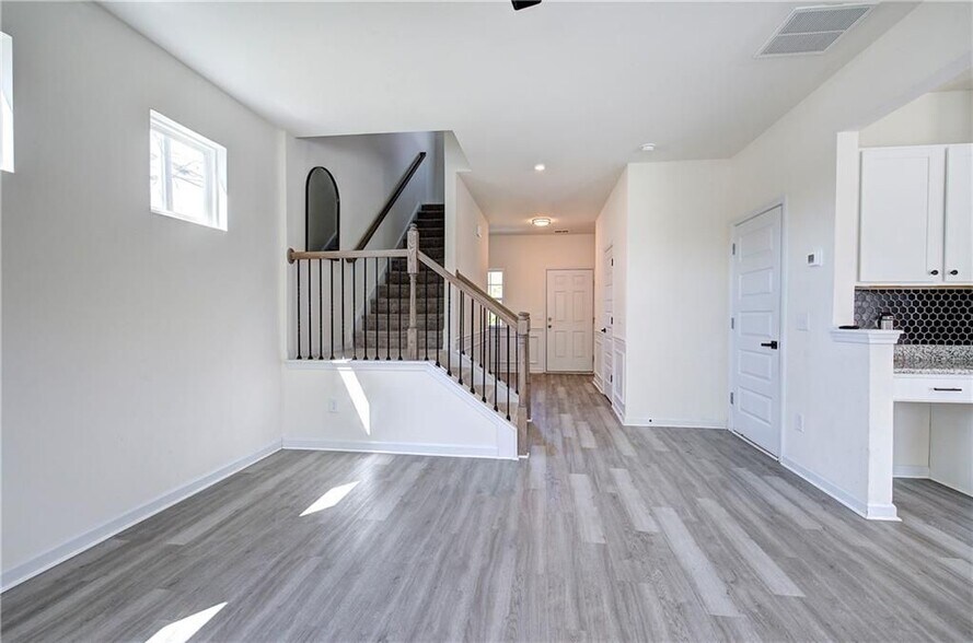 Building Photo - 10 Eagle Dr