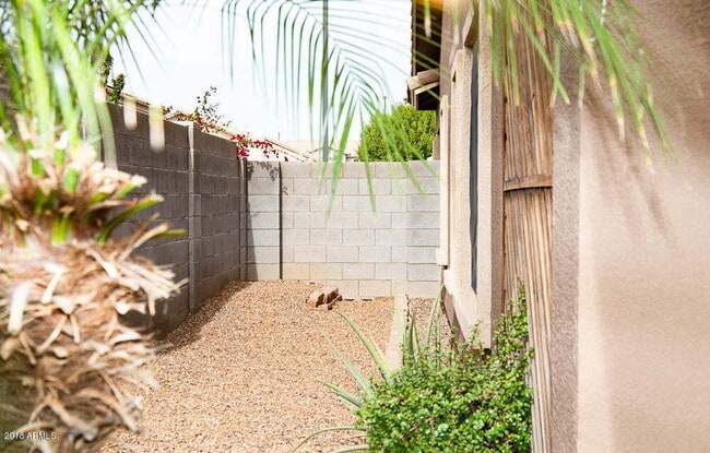 Building Photo - San Tan Ranch Beauty