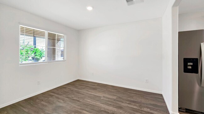 Building Photo - Gorgeous 4 year old home!