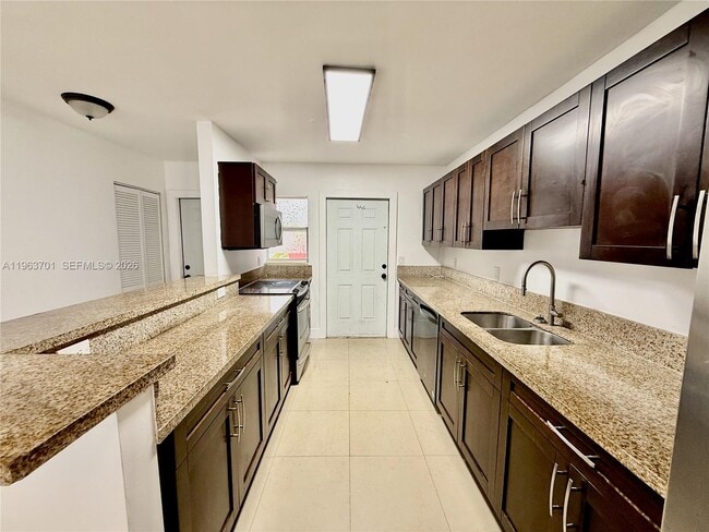 Building Photo - 1540 SW 5th Pl