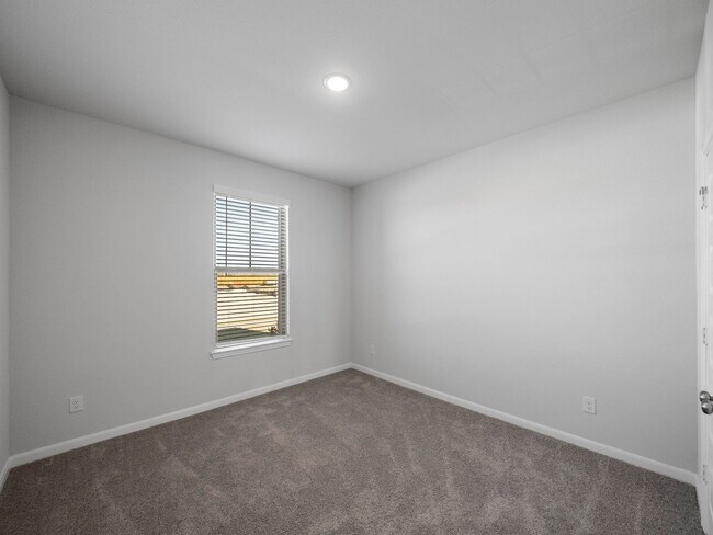 Building Photo - Almost New, Modern Look 4 Bed 3 Bath House in Van Alstyne Available Now!