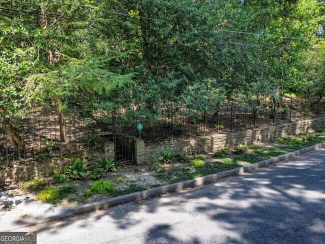 Building Photo - 2538 Parkside Dr NE