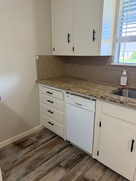 Kitchen - 536 Sherwood Ln