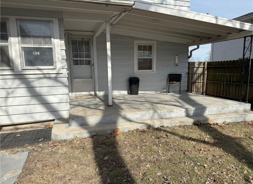 Building Photo - 607 W Saint Anthony Ave