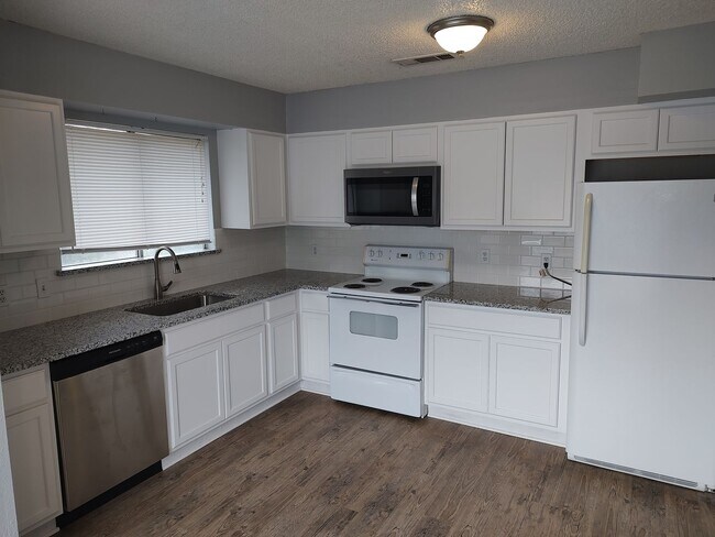 Building Photo - 1302 Hollow Creek Dr