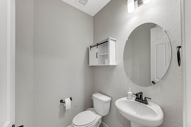 Building Photo - $4,795.00, 5 bed, 3.5 bath located in Denver.