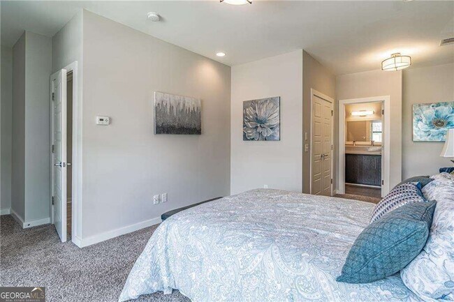 Building Photo - 472 Martin St SE