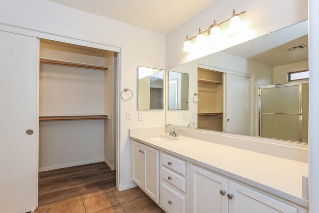 Building Photo - 41386 N Cambria Dr