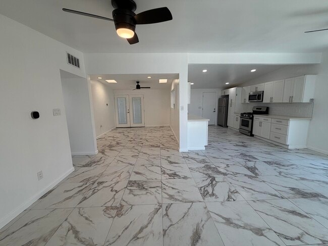 Building Photo - 12811 Catalpa Ave