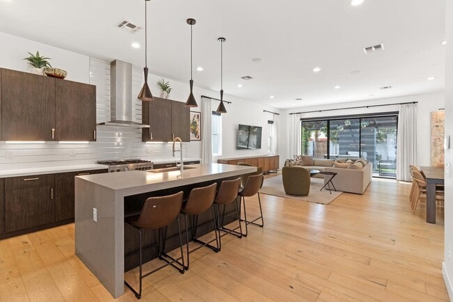 Building Photo - 4533 E Devonshire Ave