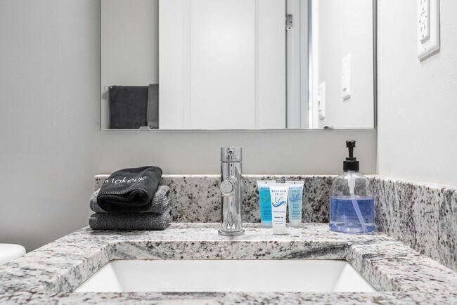 Building Photo - 615 N East St