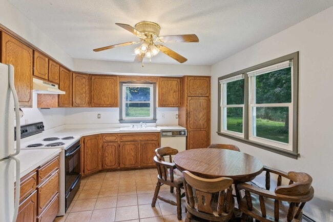 Building Photo - Welcome to the country! 3bd Rambler with f...