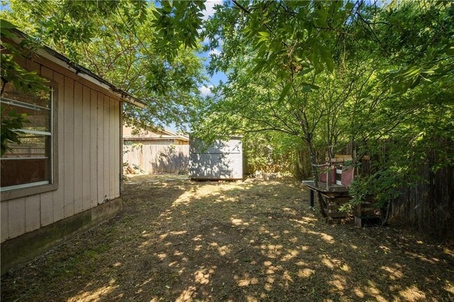 Building Photo - 906 Country Aire Dr