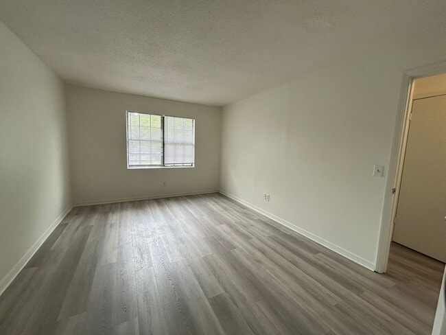 Building Photo - SPRING MOVE-IN SPECIAL AND RATE DROP ALERT...