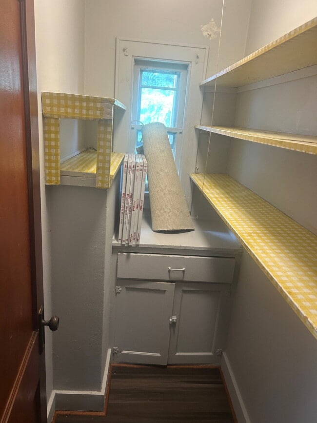 Building Photo - Nice 2 Bedroom 1 Bath