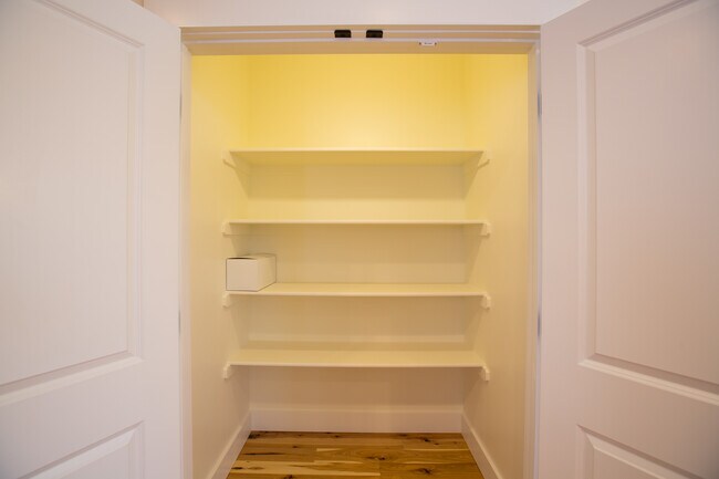Building Photo - 18 E Beall St