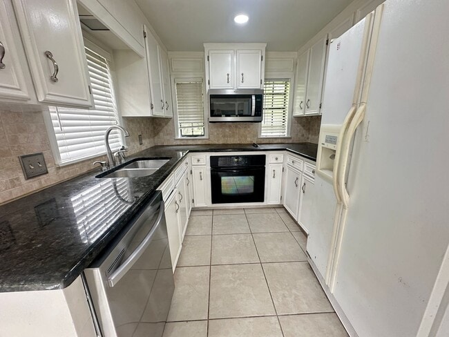 Building Photo - UPDATED IN TOWN SOUTH-LARGE 4/3 BRICK HOME-VERY NICE