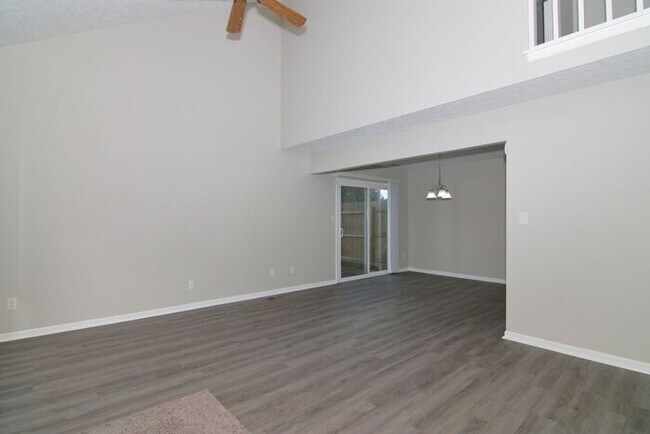 Building Photo - 2 Bedroom Condo