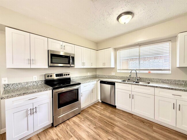 Building Photo - 12018 Swan Creek Dr