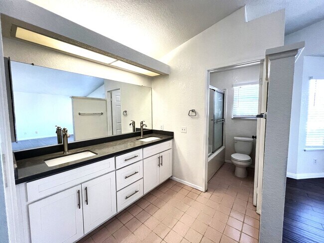 Building Photo - Beautiful 3 Bedrooms, 2.5 Bathrooms Single...