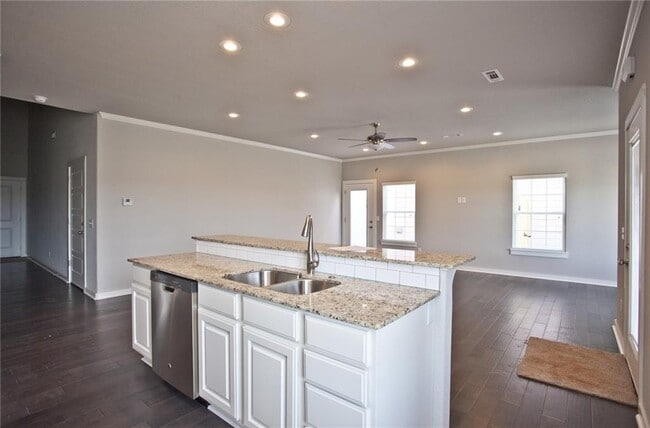 Building Photo - 3811 SW Peachwood Dr