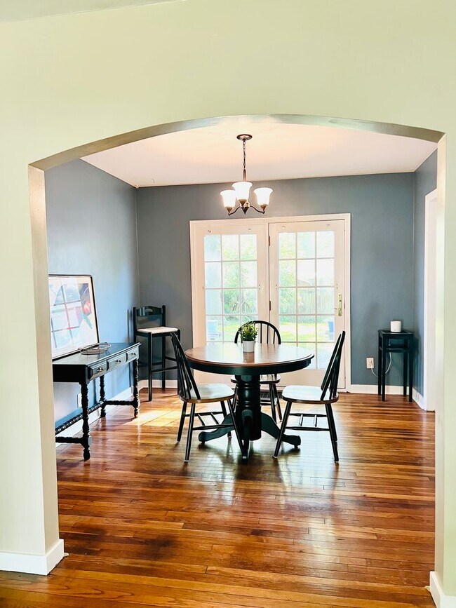 Building Photo - East Side 2 Bedroom, 1  Bath Beauty with Fenced Backyard & Hardwood Floors