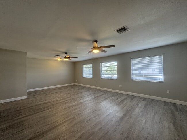 Building Photo - 302 Parkside Dr