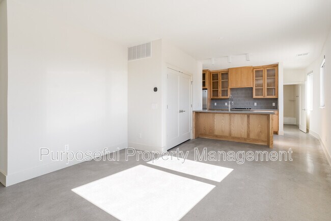 Building Photo - 934 Hangar Dr