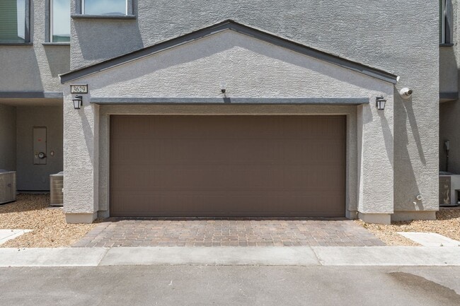 Building Photo - Newer townhome in the NW