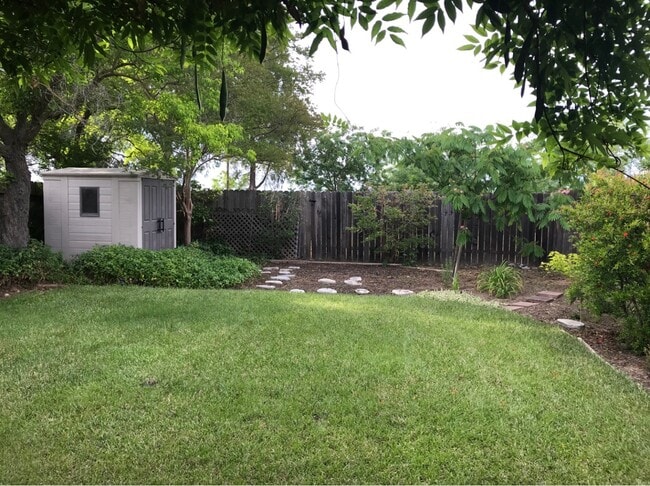 Building Photo - 3 Bedroom 1.25 bath Davis duplex in West D...
