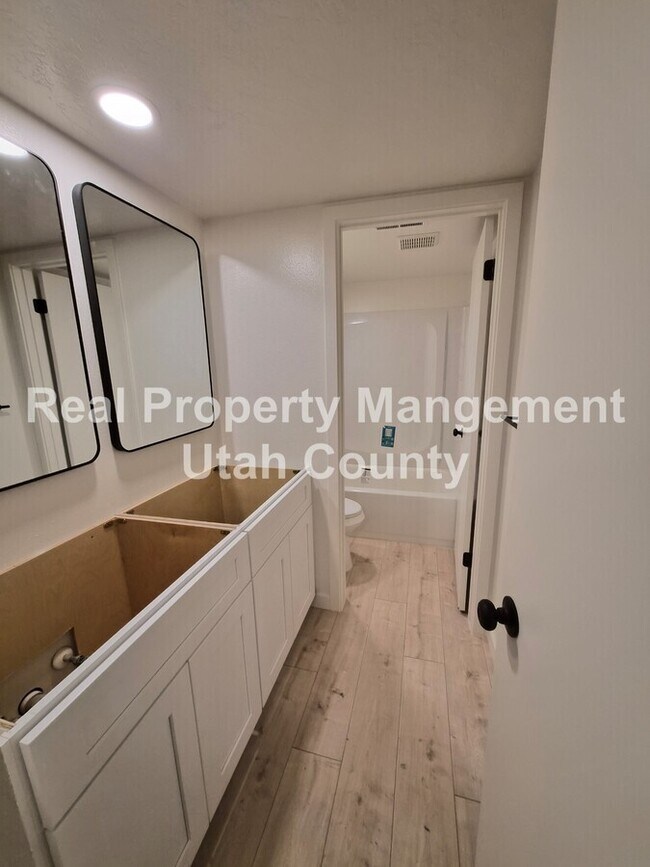 Building Photo - 1146 W 100 N