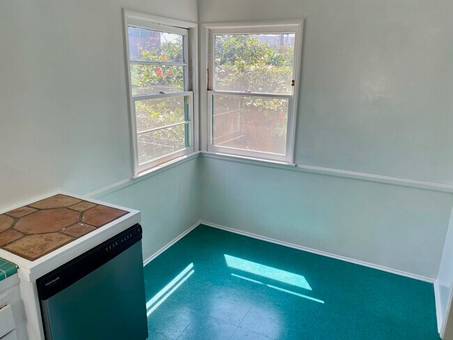 Breakfast nook - perfect for home office - 924 Electric Ave