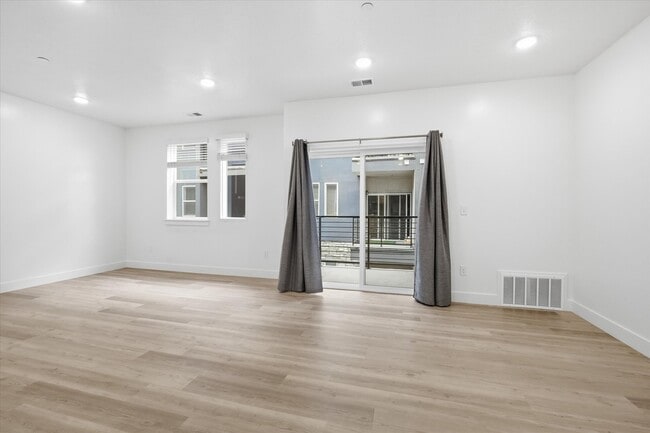 Building Photo - 475 W 60 S
