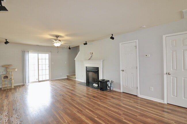 Building Photo - 198 Collinwood Dr