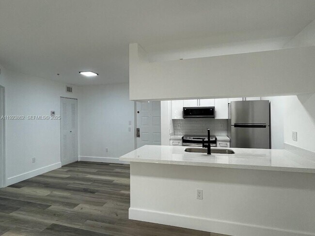 Building Photo - 440 S Park Rd