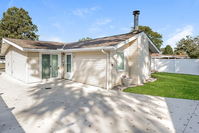 Building Photo - 8975 Cambridge Dr