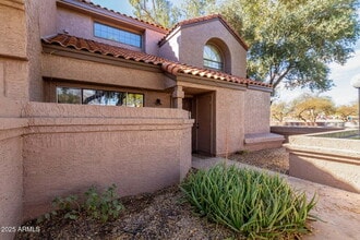 Building Photo - 3 bedroom 2 bathroom townhome available fo...
