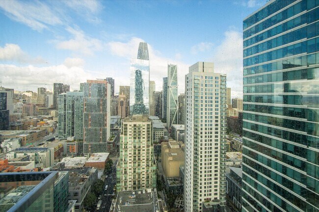 Building Photo - 1 BEDROOM W/VIEW in THE RINCON BUILDING