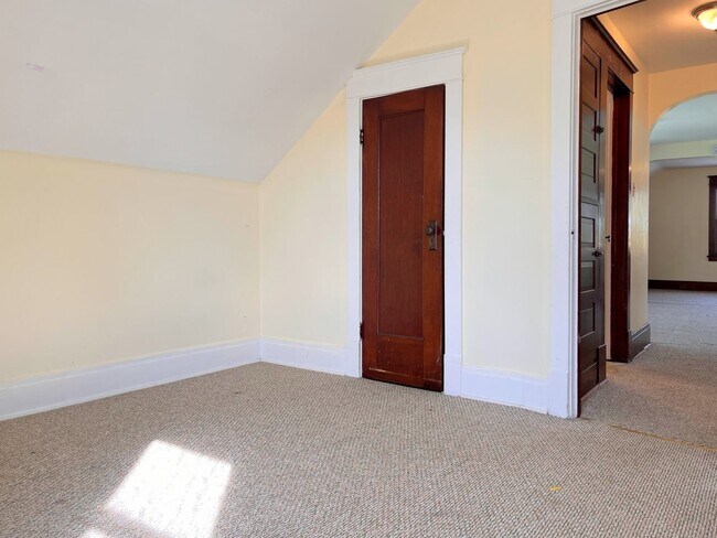 Building Photo - 253 Shirley Ave