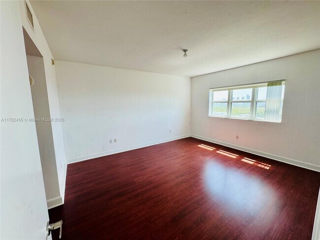 Building Photo - 15051 Royal Oaks Ln