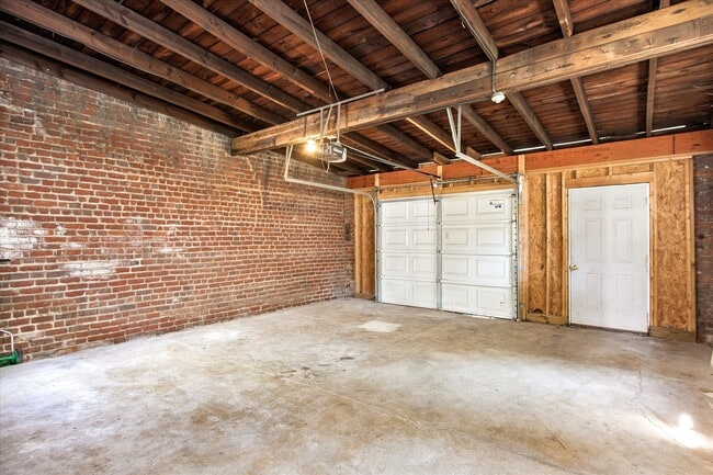 Building Photo - 2105 Stuart Ave