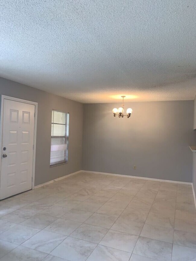 Building Photo - RENOVATED CONDO CLOSE TO USF