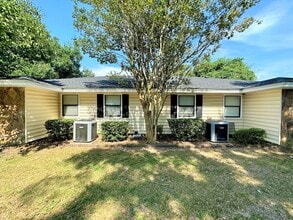 Building Photo - 2 Bedroom 1 Bath Available with Water, Tra...