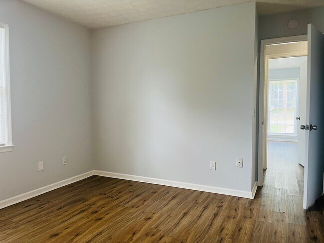 Building Photo - 104 Peachtree Ct