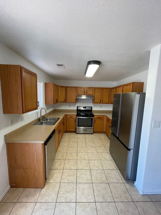 Building Photo - Spacious 5-Bedroom Home with 2 Living Areas – 2,270 Sq Ft Near Porter Dr.