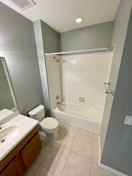 middle bath - 7230 Hamilton Rd